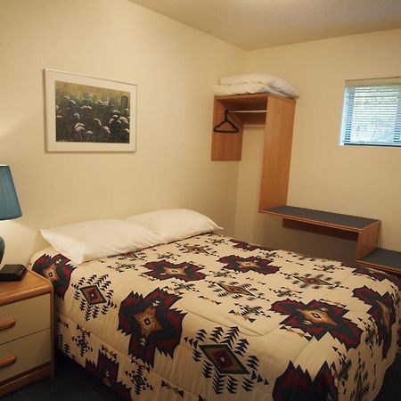 Whale'S Tail Guest Suites Ucluelet Room photo