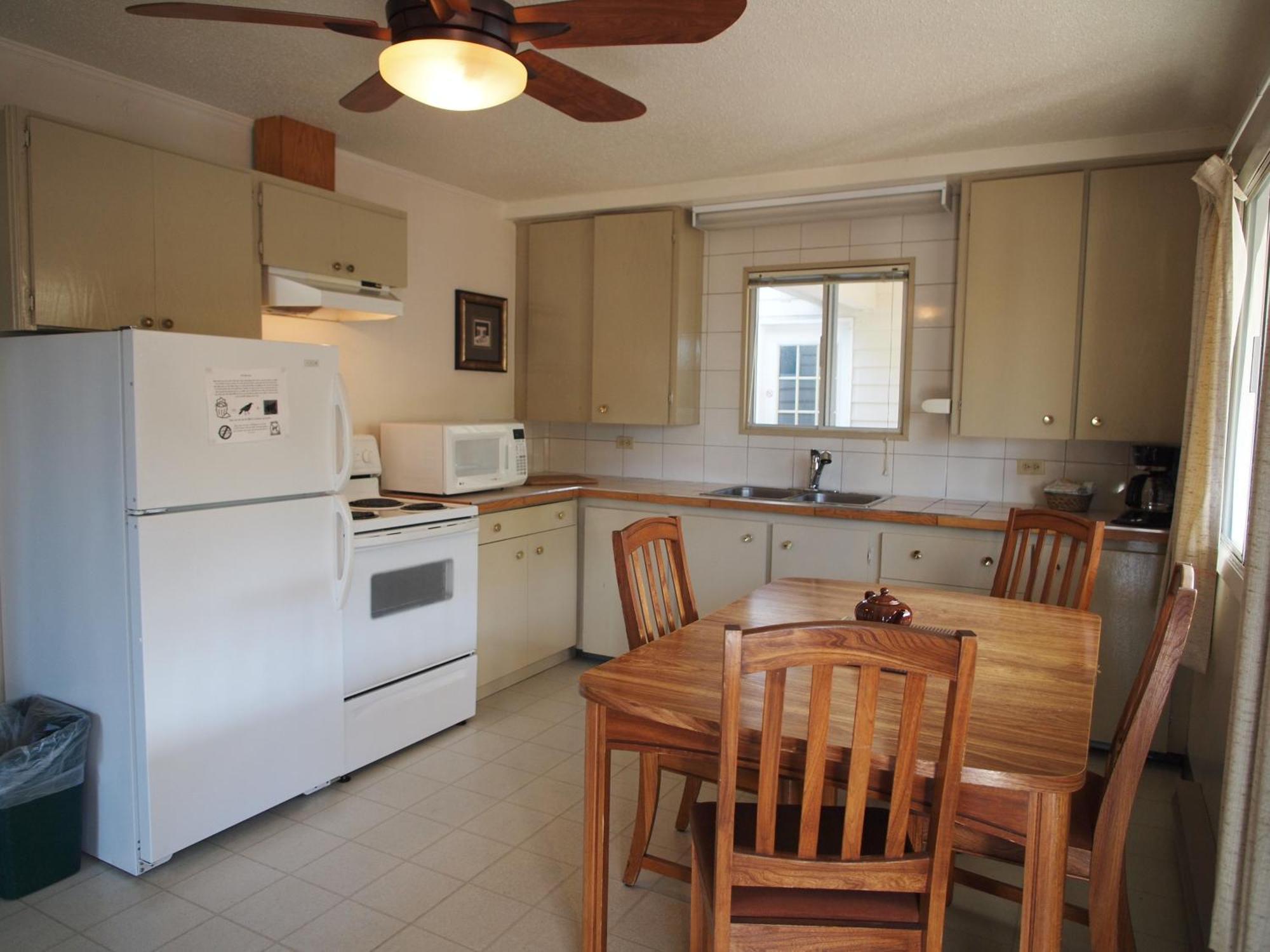 Whale'S Tail Guest Suites Ucluelet Room photo